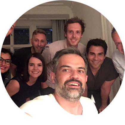 Unterschiedliche Menschen schauen in die Kamera, ein Gruppenselfie