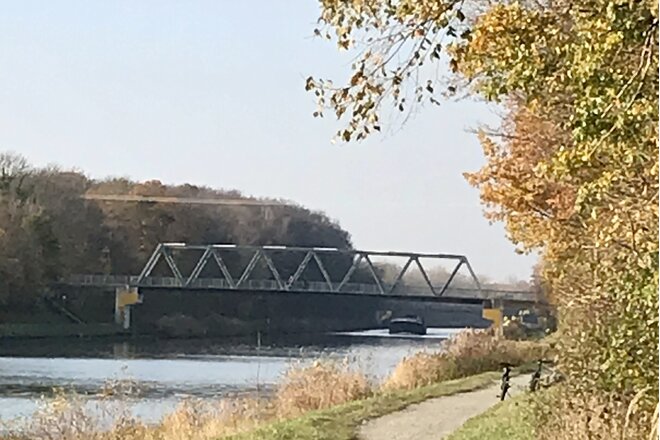fahrradsattel weiß Sattel im Look eines alten Fahrrads, weißes Lederimitat mit Nieten main image 1