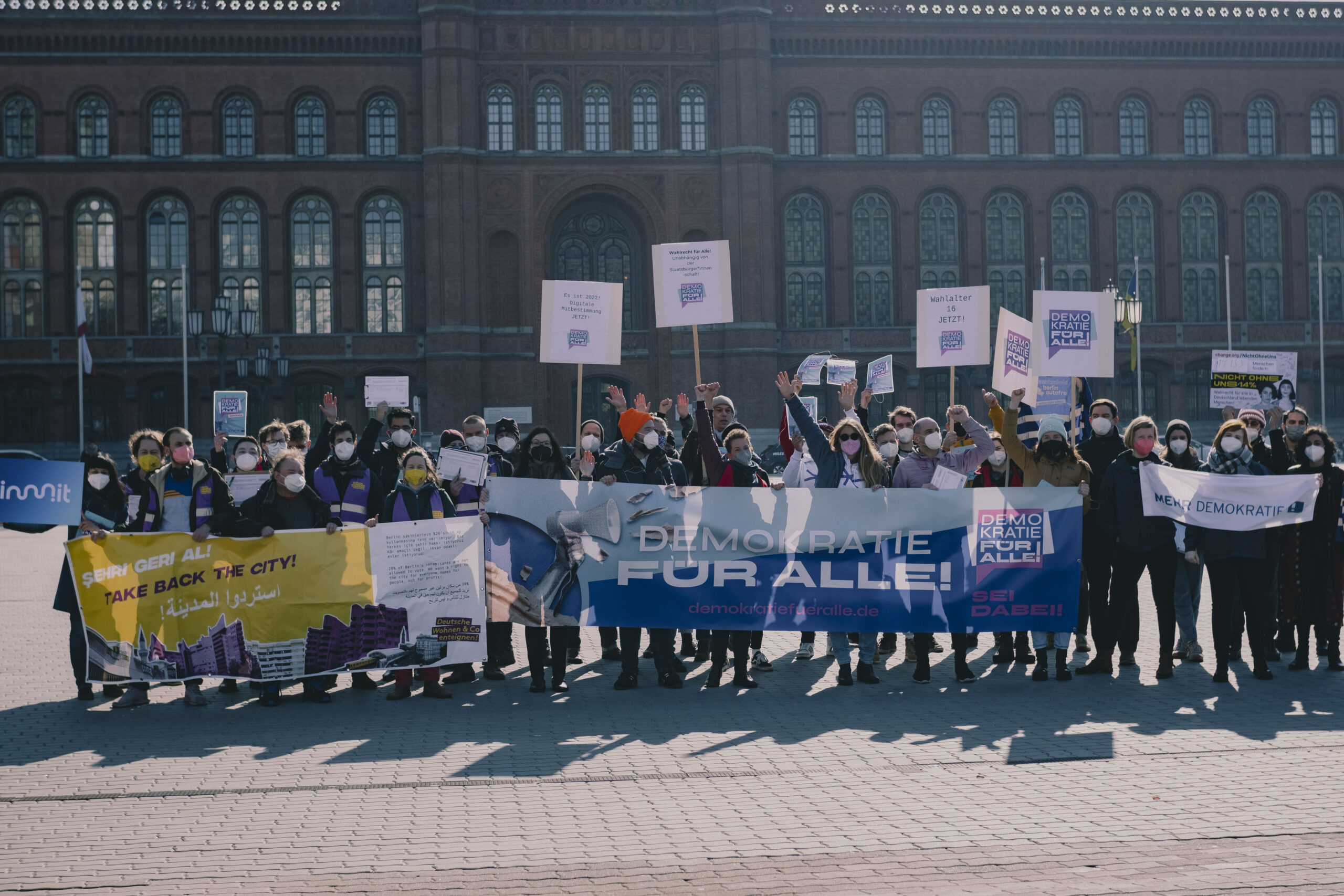 Unterstützende der Initiative "Demokratie für alle!" demonstrieren vor dem Roten Rathaus.